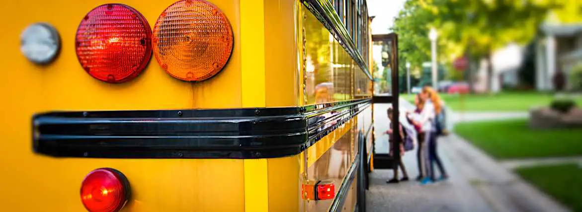 SchoolDigger.com - Kids boarding school bus
